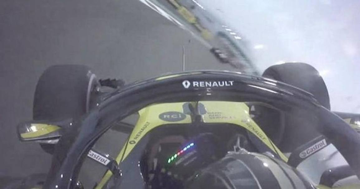 La Renault di Hulkenberg inizia a ribaltarsi. Immagine vista da dentro l&#39;abitacolo